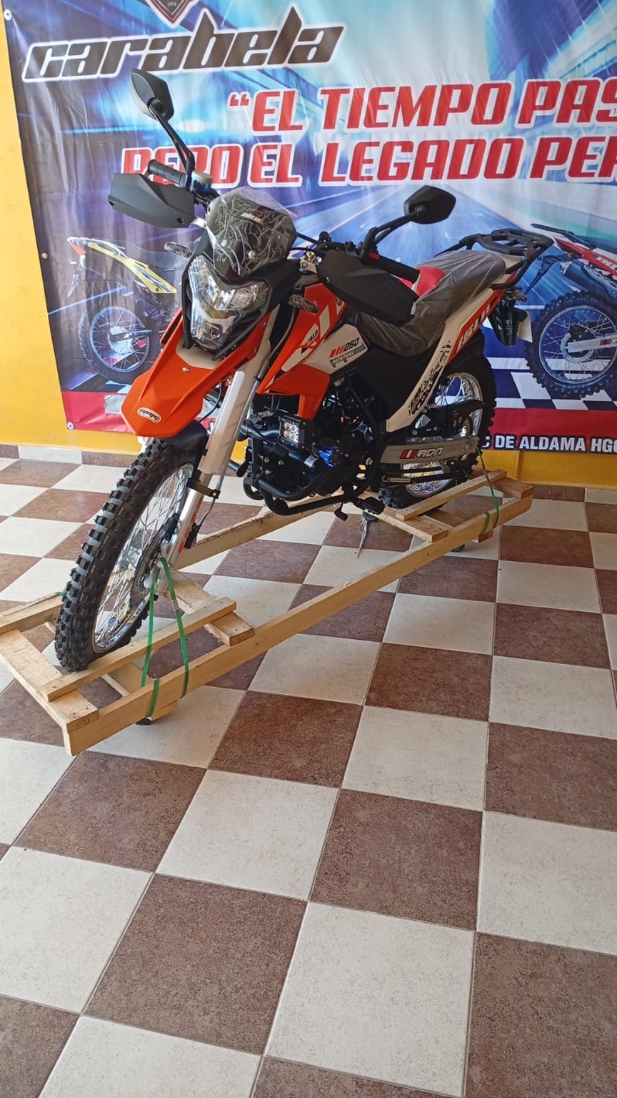 Motocicleta Carabela naranja, blanca y negra