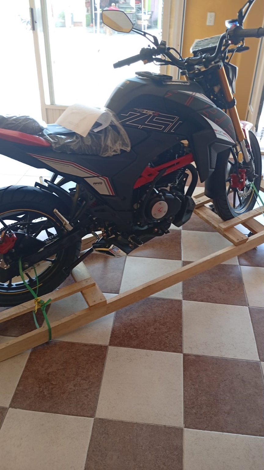 Motocicleta negra con detalles rojos